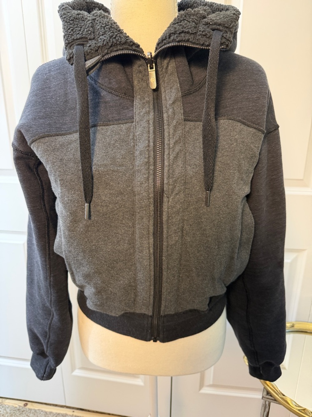 lululemon cropped reversible Charcoal Gray Sherpa Zip Hoodie small-medium